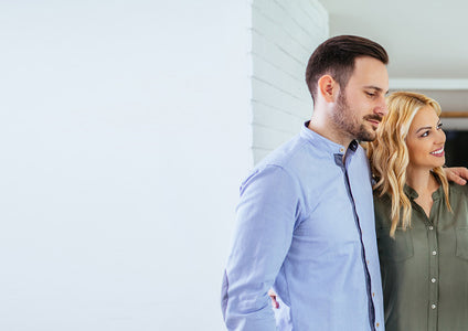 This photo answers how Storage King provides expert, personalised storage advice. It shows one of our consultants conducting a free in-home appraisal, talking with a couple and using a clipboard to assess their items. This hands-on service ensures you get an accurate quote and the perfect self-storage solution, tailored exactly to what you own. It's how we make sure you only pay for the space you need.